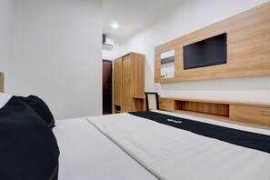 Deluxe Double Room | Laptop workspace, free WiFi, bed sheets - Capital O 93266 Palmier Hotel (Sleman)