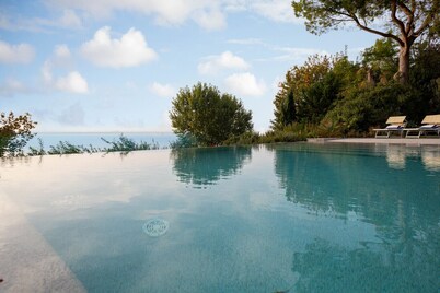 Regarda - "Villa Infinity" with private pool and lake view