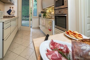 Kühlschrank, Mikrowelle, Ofen, Geschirrspüler