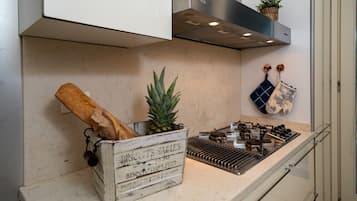 Kühlschrank, Mikrowelle, Ofen, Geschirrspüler