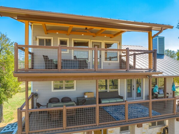 Terrace/patio -  10 acre property 2.5 miles from circuit of the Americas, 20 minutes from Austin (Del Valle)