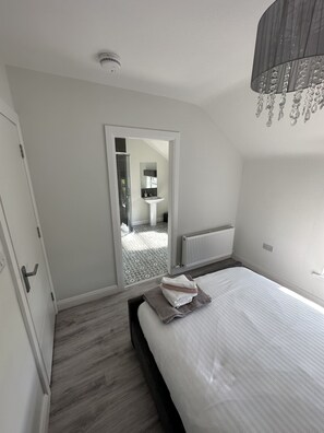 1 غرفة نوم ومكواة/لوح كي وواي فاي مجانًا وملاءات أسرّة