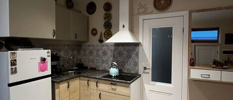 Køleskab, kogeplade, kaffe-/temaskine, elkedel