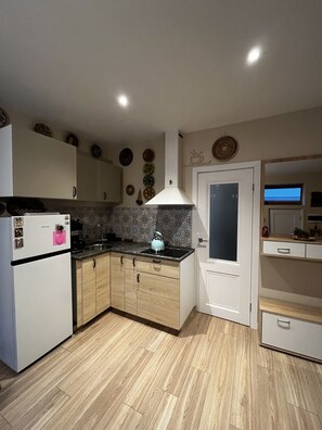 Réfrigérateur, plaque de cuisson, cafetière/bouilloire