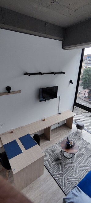 32-inch Smart TV with digital channels, Netflix, streaming services - Acogedor loft en Chapinero 307 (Bogotá)