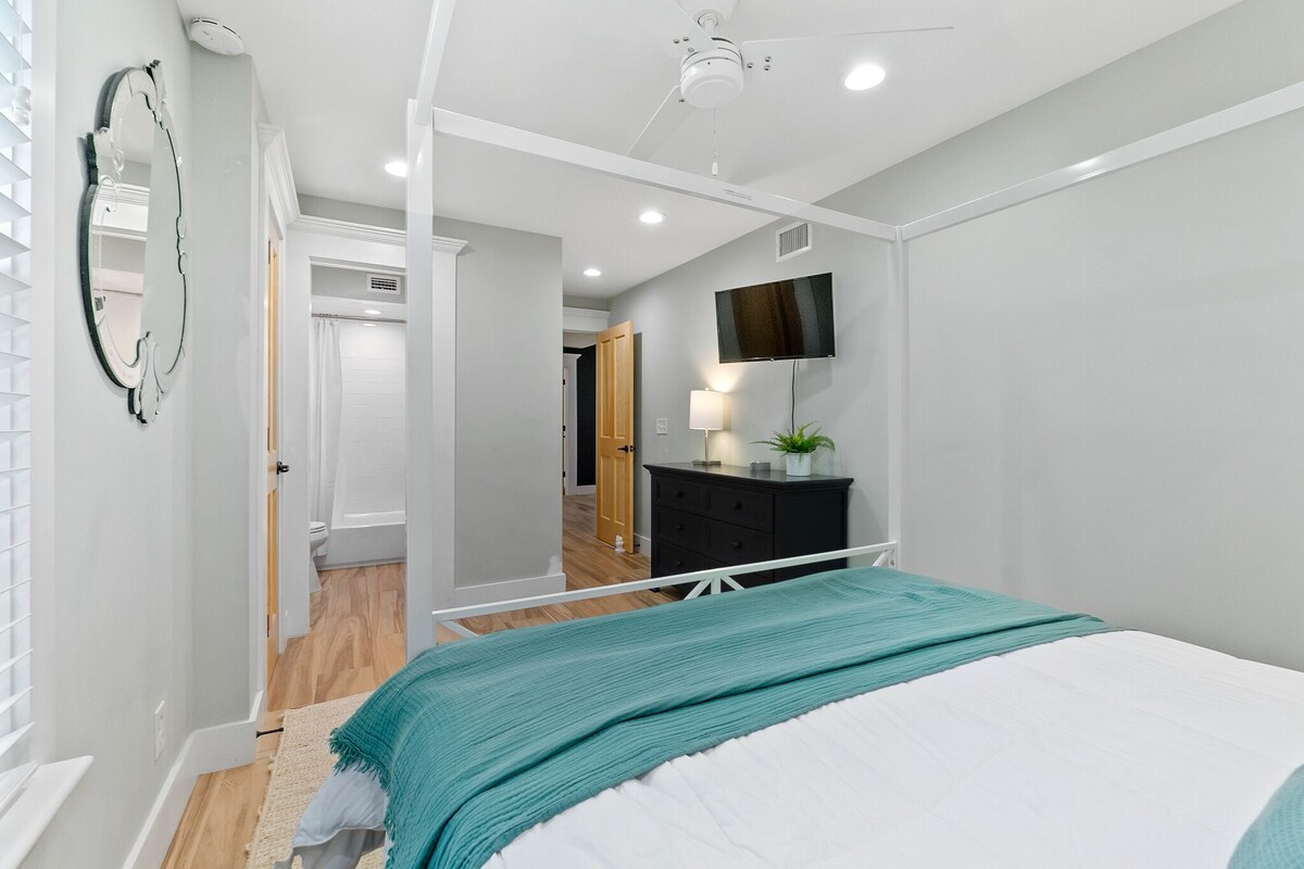 Photo 25 of 9 Sevilla St. - Heart of Downtown First Floor Flat - Pet Friendly!