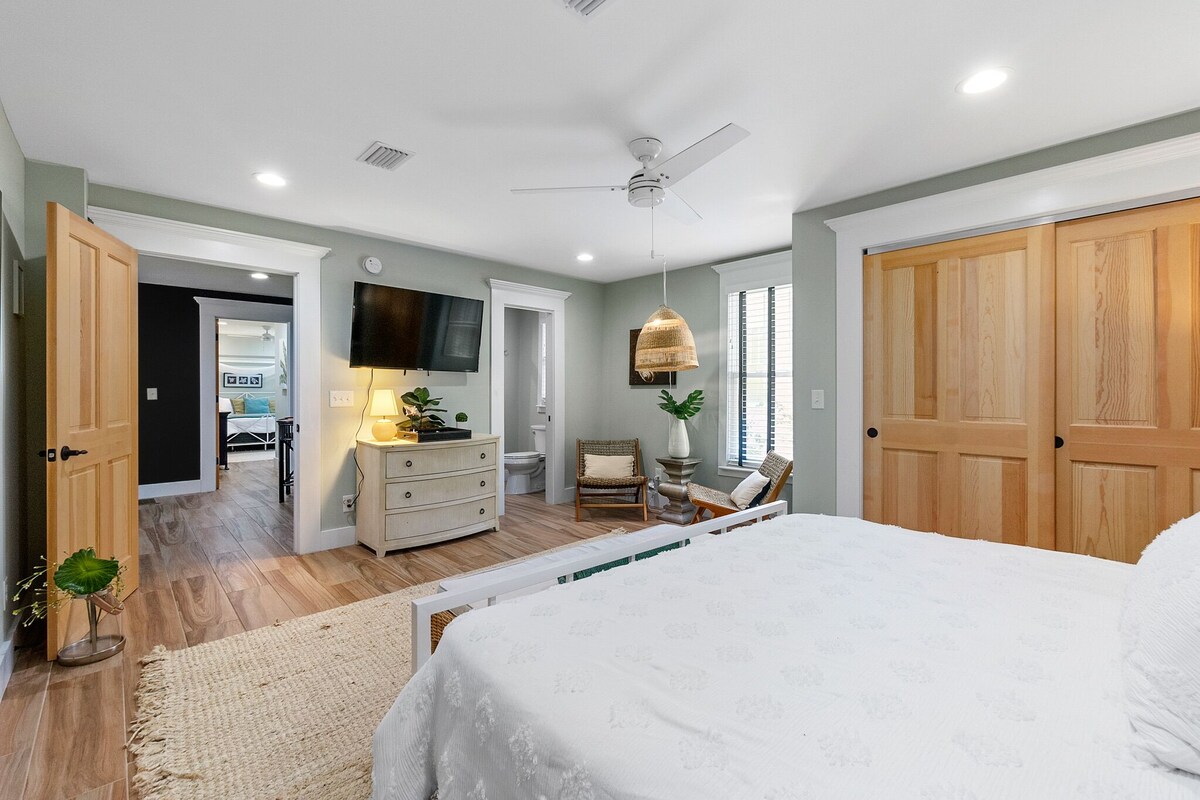 Photo 17 of 9 Sevilla St. - Heart of Downtown First Floor Flat - Pet Friendly!