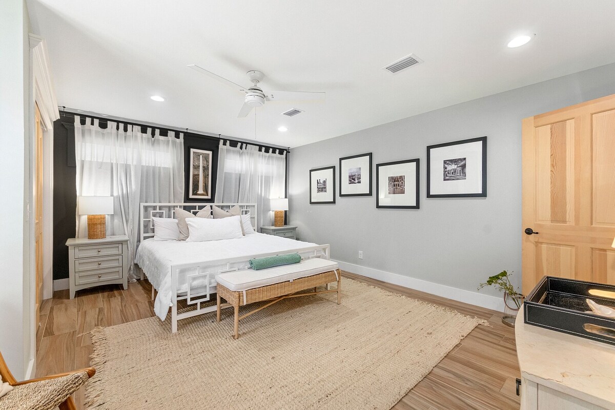 Photo 18 of 9 Sevilla St. - Heart of Downtown First Floor Flat - Pet Friendly!