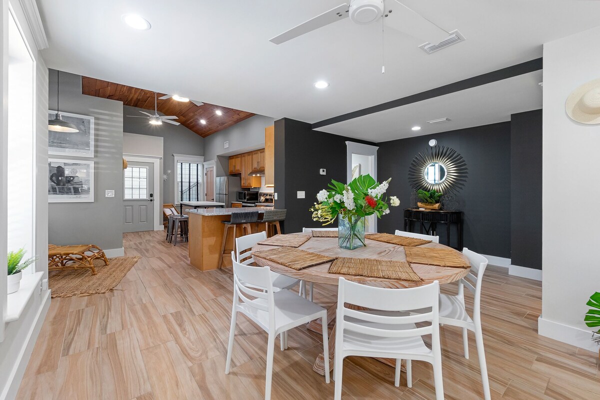 Photo 5 of 9 Sevilla St. - Heart of Downtown First Floor Flat - Pet Friendly!