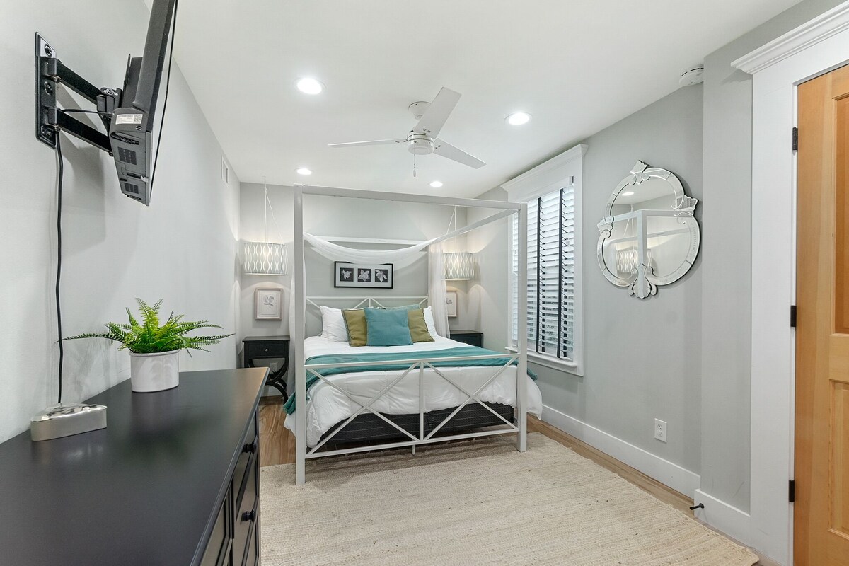 Photo 14 of 9 Sevilla St. - Heart of Downtown First Floor Flat - Pet Friendly!