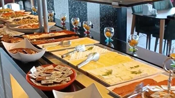 Un bufé con diversos alimentos y utensilios.