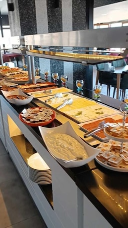 Daily buffet breakfast (TRY 1125 per person)