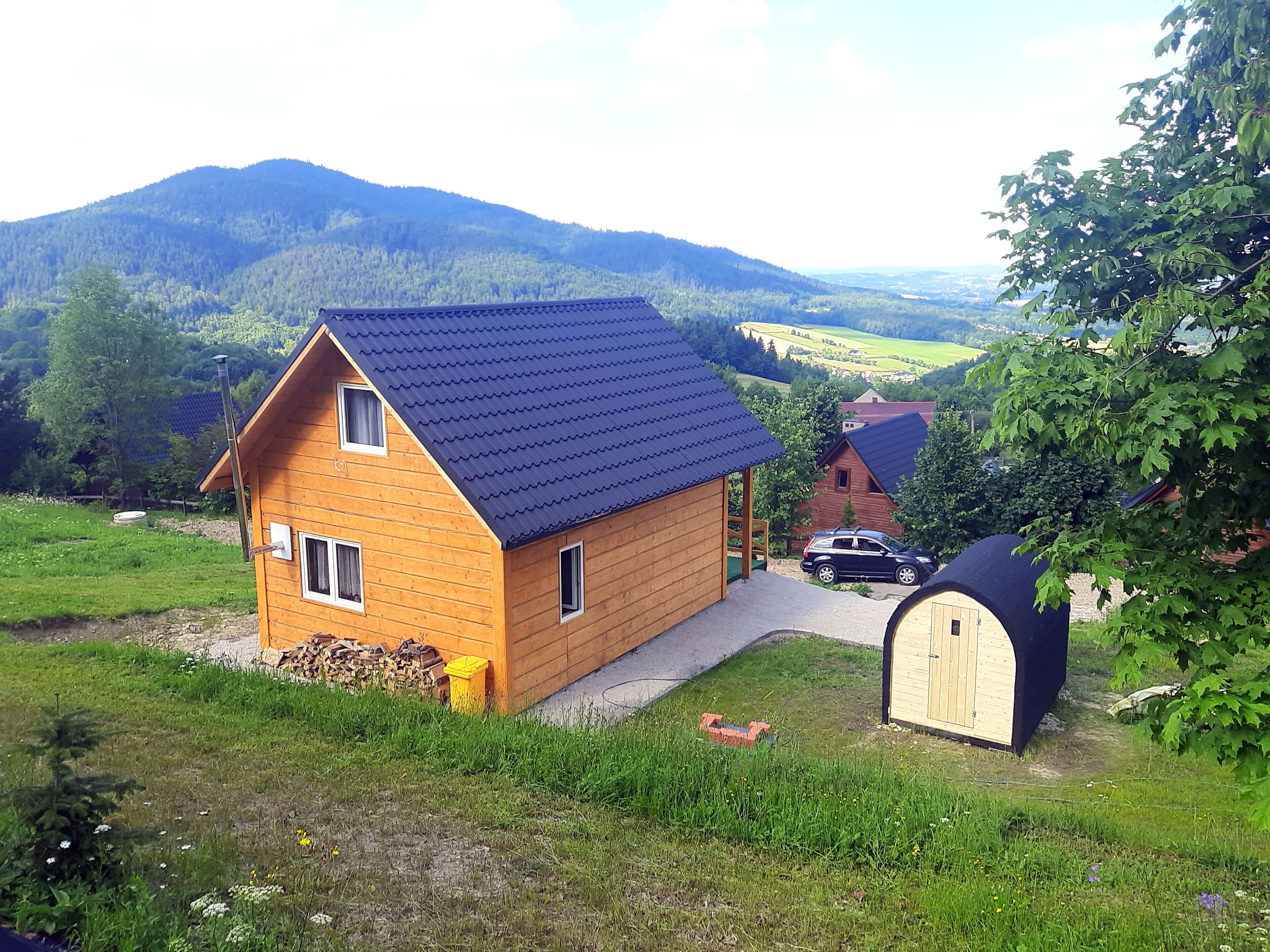 Przytulny drewniany Domek na Przełęczy z widokiem na Beskid Wyspowy.