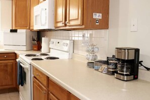 Fridge, microwave, oven, stovetop - Hidden Sapphire-Apartment with Kitchen and Laundry (Lakeland)