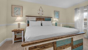 A bedroom with a bed, two bedside tables, and a wall-mounted light fixture. - 🌊Private Pool-FREE Beach Service-Near Beach in Windancer--3BR Aloha Cottage🌺 (Miramar Beach)
