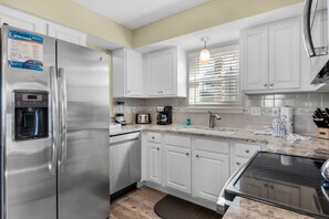 Een koelkast, een microgolfoven, een oven, een kookplaat