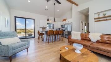 Smart-tv, bordtennisbord, bøger, computerskærme