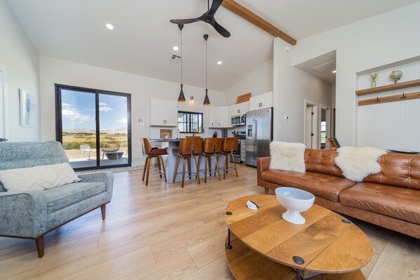 Smart TV, mesa de ping pong, libros, monitor de computadora