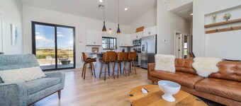 Bookcliff Retreat: Barnhouse & Modern Farmhouse on 13 Acres With Hot Tub