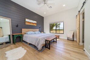 5 habitaciones, escritorio y tabla de planchar con plancha