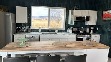 Køleskab, mikrobølgeovn, ovn, kogeplade