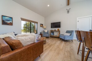 Smart-TV, Tischtennisplatte, Bücher, Computerbildschirme