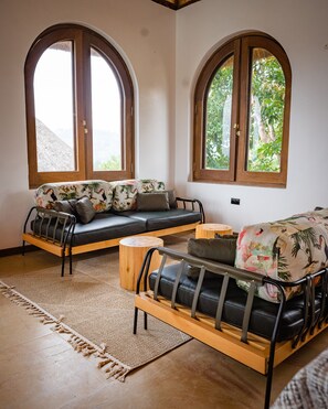 TV, 벽난로, 장난감