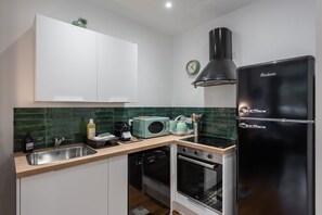 Geladeira, micro-ondas, fogão, lava-louças