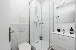 Kostenlose Toilettenartikel, Haartrockner, Handtücher