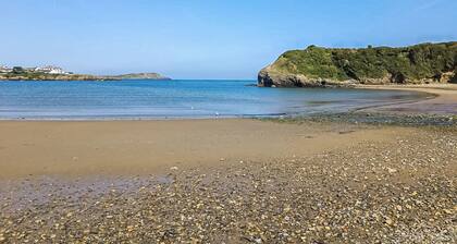 A family friendly apartment just a short stroll from a fabulous sandy beach.