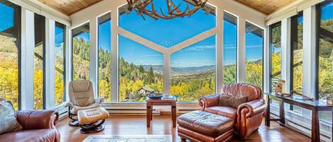 Smart-tv, eldstad, bordsfotboll och ett bordtennisbord