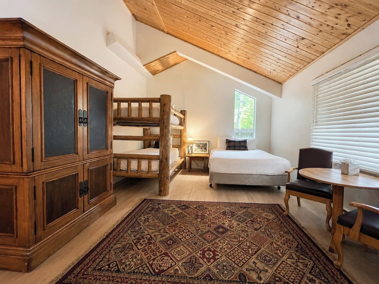 9 bedrooms, desk, iron/ironing board, travel cot
