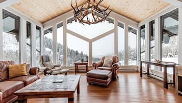 Smart TV, chimenea, futbolito y tenis de mesa