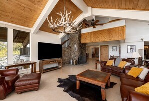 Smart TV, fireplace, table football, ping pong - Private Luxury Mountain Estate w/ Views & Hot Tub (Steamboat Springs)