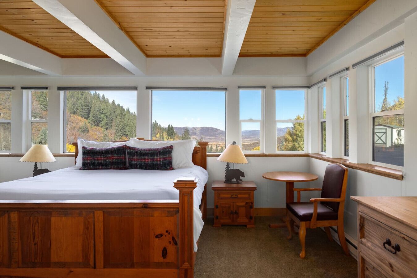 Escritorio, tabla de planchar con plancha, cuna de viaje y wifi 