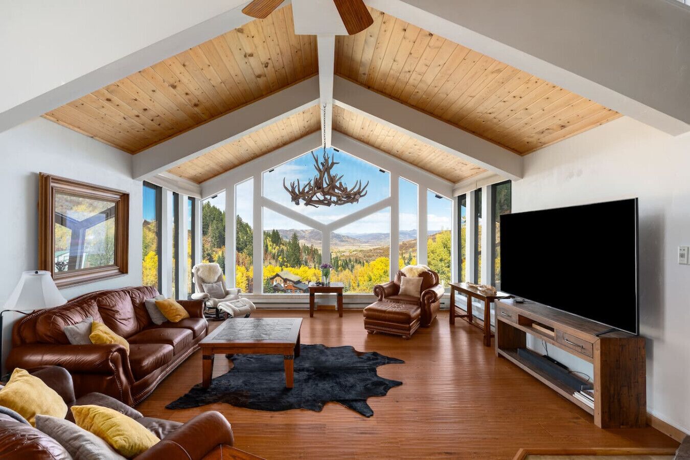 Smart TV, chimenea, futbolito y tenis de mesa 