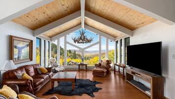 Smart TV, chimenea, futbolito y tenis de mesa