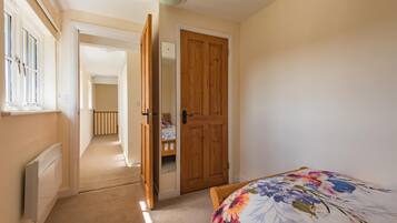 3 bedrooms, desk, iron/ironing board, WiFi