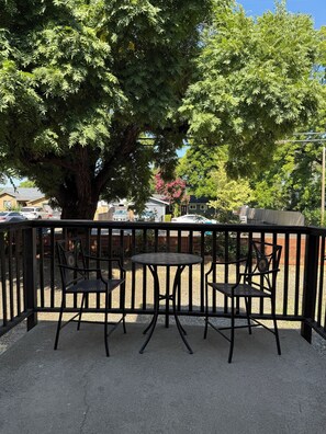Outdoor dining - Spacious 3 Bedroom Home with yard, pet friendly & sleeps 6! (Oroville)