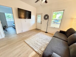 Smart TV, books - Spacious 3 Bedroom Home with yard, pet friendly & sleeps 6! (Oroville)