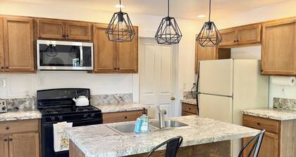 Spacious 3 Bedroom Home with yard, pet friendly & sleeps 6!