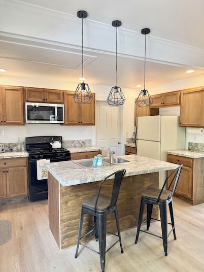 Spacious 3 Bedroom Home with yard, pet friendly & sleeps 6!