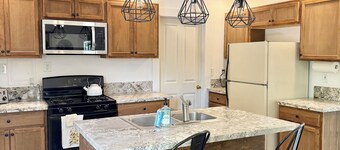 Spacious 3 Bedroom Home with yard, pet friendly & sleeps 6!