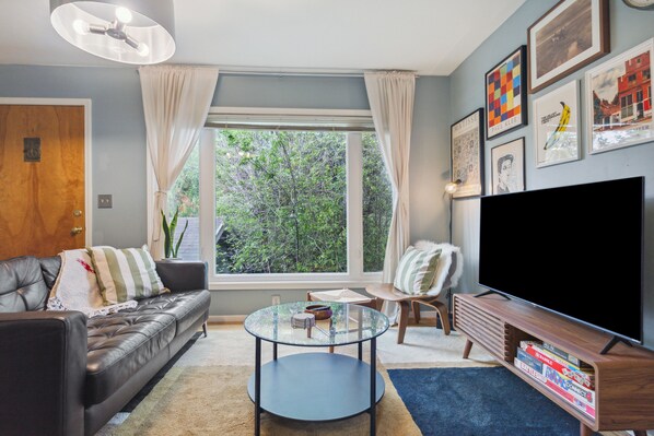 Smart TV, books - Stylish Flat with Free Parking in Downtown Albany (Albany)