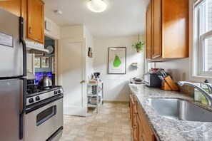 Fridge, microwave, oven, stovetop - Stylish Flat with Free Parking in Downtown Albany (Albany)