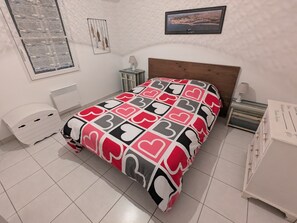3 habitaciones y tabla de planchar con plancha