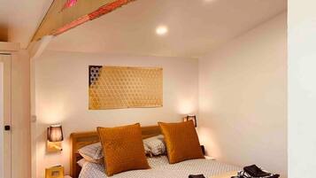 1 bedroom, desk, travel cot, free WiFi