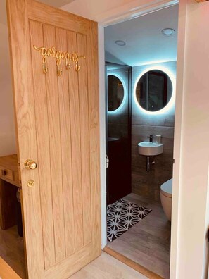 Shower, towels - SHINE CHALET - UNIQUE & COMFORTABLE ACCOMMODATION (REDRUTH)
