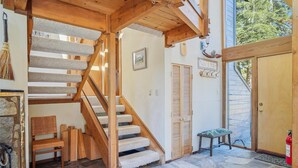 Eine Holztreppe mit Steinstufen, die zu einer zweiten Etage führt.