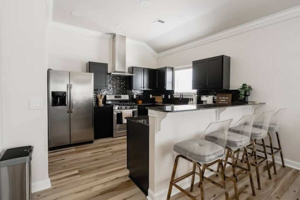 Køleskab, mikrobølgeovn, ovn, kogeplade